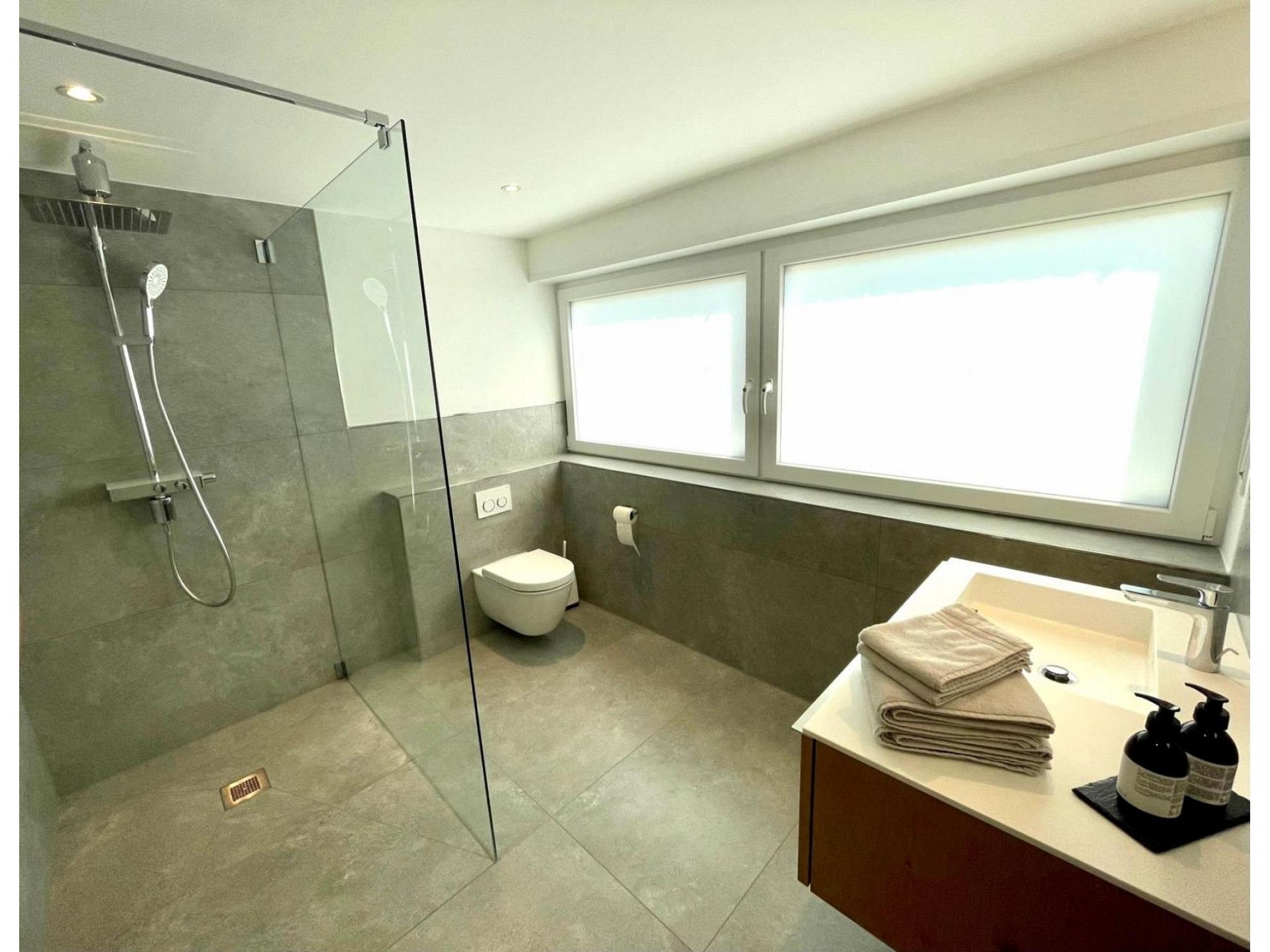 bodentiefe Regendusche