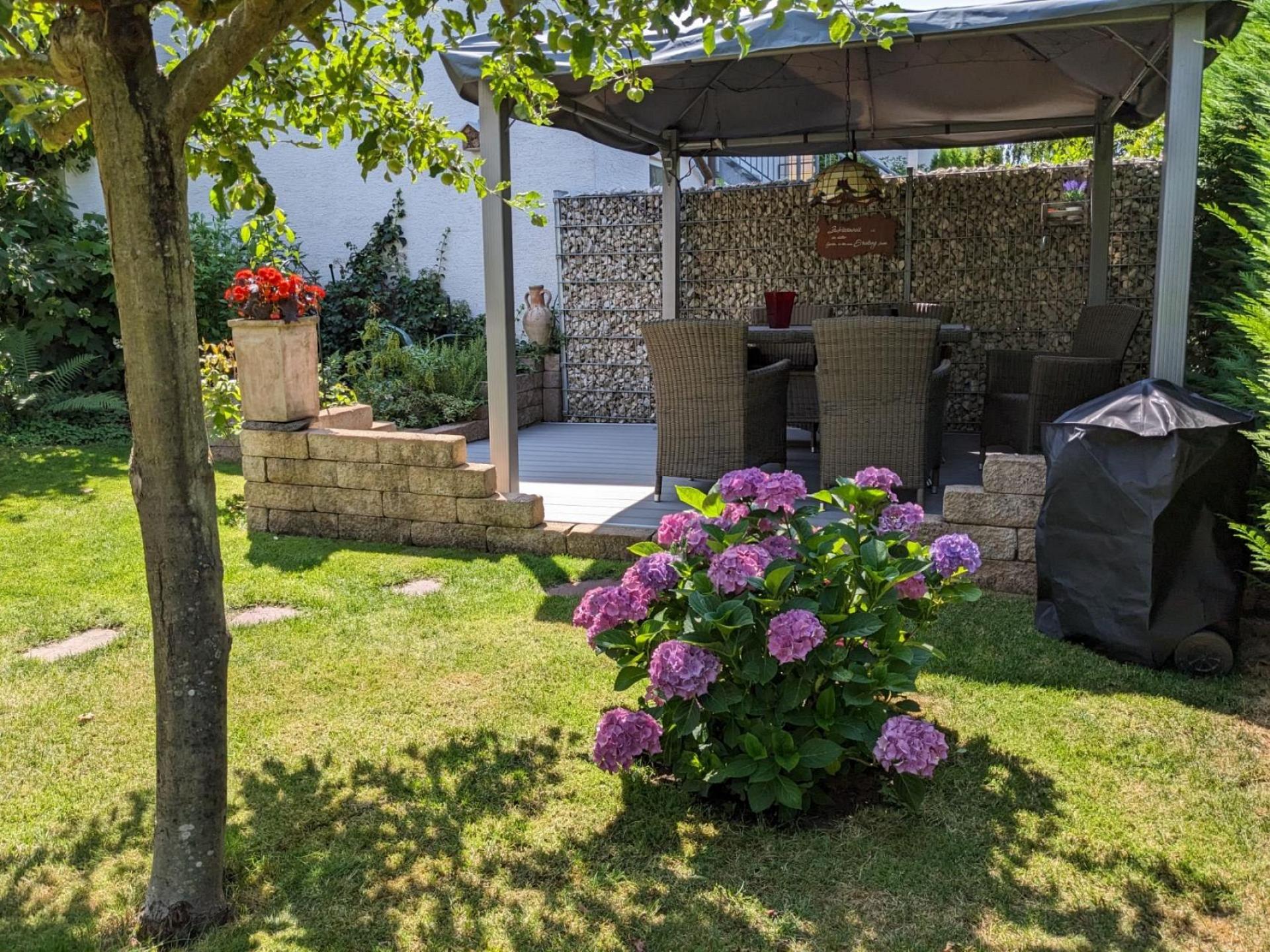 Terasse mit Sommerpavillo
